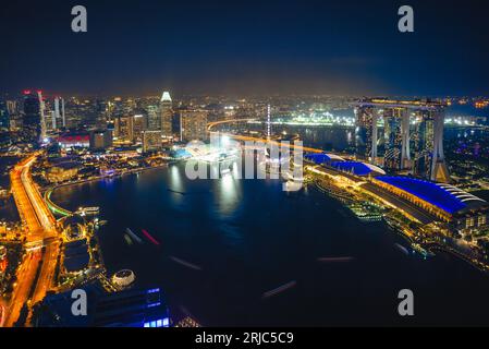 10 agosto 2018: Scenario di singapore vicino alla baia marina con famosi edifici simbolo come la sabbia, il museo artscience e il Singapore Flyer. E' vero Foto Stock