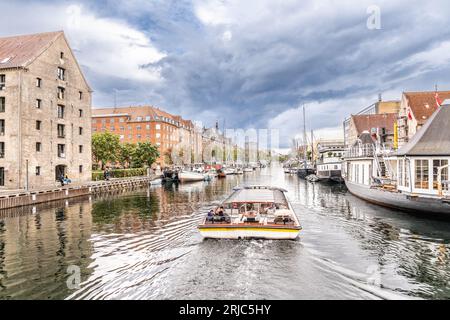 Piccoli canali di Copenaghen nel centro della città, Danimarca Foto Stock