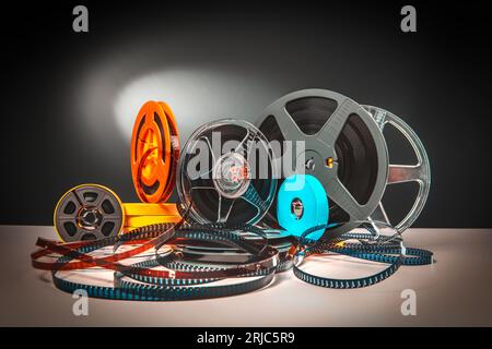 Sfondo a tema cinematografico, vecchie bobine Super 8 di varie dimensioni Foto Stock