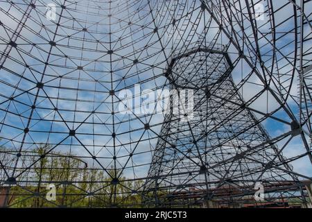 Vista dall'interno della torre di raffreddamento del telaio dell'impalcatura presso il complesso industriale della miniera di carbone Zollverein e sito patrimonio dell'umanità dell'UNESCO a Essen G. Foto Stock