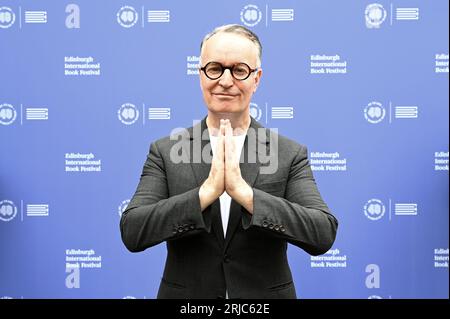 Edimburgo, Scozia, Regno Unito. 22 agosto 2023. 40° anniversario dell'Edinburgh International Book Festival: L'autore scozzese e il candidato al Three Times Booker Prize Andrew o'Hagan alla photocall ufficiale. Credit Craig Brown/Alamy Live News Foto Stock