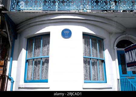 albergo con targa blu a nelson crescent, charles darwin, ramsgate town, thanet, east kent, uk 22 agosto 2023 Foto Stock