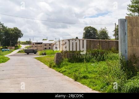 Il giorno di apertura dell'autobus di Imber offre l'opportunità di vedere il New Zealand Farm Camp attraverso le ringhiere a Salisbury Plain, Wilshire UK in agosto Foto Stock