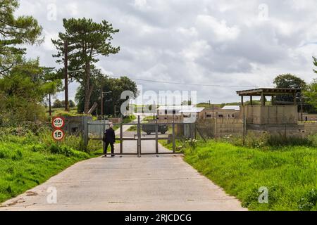 Il giorno di apertura dell'autobus di Imber offre l'opportunità di vedere il New Zealand Farm Camp attraverso le ringhiere a Salisbury Plain, Wilshire UK in agosto Foto Stock