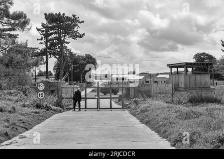 Il giorno di apertura dell'autobus di Imber offre l'opportunità di vedere il New Zealand Farm Camp attraverso le ringhiere a Salisbury Plain, Wilshire UK in agosto Foto Stock