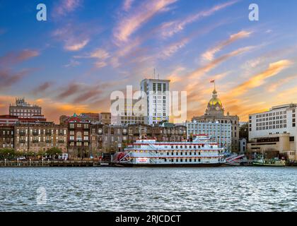 Skyline di Savannah di River Street e Municipio con la Georgia Queen al molo Savannah, Georgia, Stati Uniti d'America Foto Stock