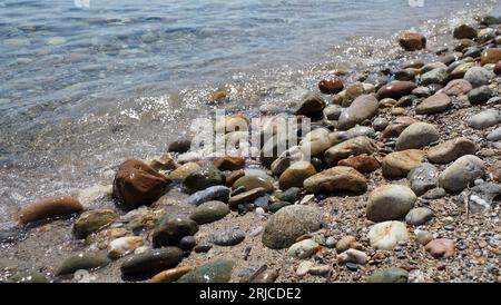 ciottoli colorati sul mare Foto Stock