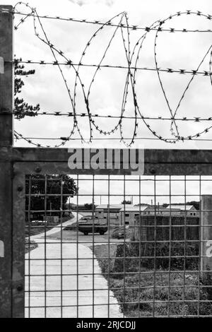 Il giorno di apertura dell'autobus di Imber offre l'opportunità di vedere il New Zealand Farm Camp attraverso le ringhiere a Salisbury Plain, Wilshire UK in agosto Foto Stock