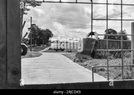 Il giorno di apertura dell'autobus di Imber offre l'opportunità di vedere il New Zealand Farm Camp attraverso le ringhiere a Salisbury Plain, Wilshire UK in agosto Foto Stock