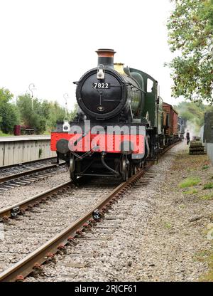 In visita alla GWR Manor, classe 7822, Foxcote Manor si trova alla stazione di Avon Riverside con un treno merci dimostrativo. Foto Stock