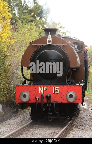 Hunslet austerity sellino motore No 15 Earl David diretto alla stazione di Bitton sulla Avon Valley Railway, South Gloucestershire. Foto Stock