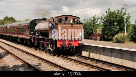 Hunslet austerity sellarista motore No 15 Earl David che arriva alla stazione di Avon Riverside sulla Avon Valley Railway, South Gloucestershire. Foto Stock