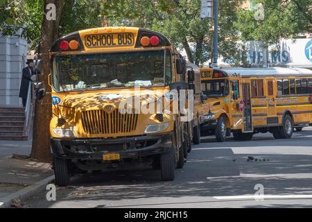 3 scuolabus Vizhnitz parcheggiati fuori dalla loro sinagoga scuola a Williamsburg, Brooklyn, Mew Yor. Foto Stock