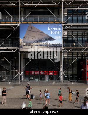 Vista verso Pompidou che mostra il poster per la retrospettiva di Norman Foster (immagine di Edmund Sumner). Centre Pompidou Paris nel 2023, Parigi, Francia. Architec Foto Stock