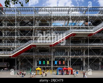 Facciata anteriore. Centre Pompidou Paris nel 2023, Parigi, Francia. Architetto: Richard Rogers, Renzo piano , Gianfranco Franchini, 1977. Foto Stock