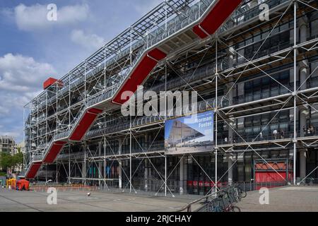 Vista verso Pompidou che mostra il poster per la retrospettiva di Norman Foster (immagine di Edmund Sumner). Centre Pompidou Paris nel 2023, Parigi, Francia. Architec Foto Stock