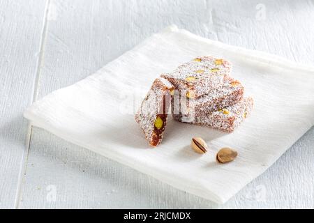 Turkish Delight. Bellissime immagini isolate di dolci turchi. dolcetti turchi. Cubetti di gelatina al mastice (delizia greca turca) Foto Stock