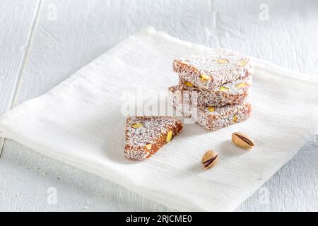 Turkish Delight. Bellissime immagini isolate di dolci turchi. dolcetti turchi. Cubetti di gelatina al mastice (delizia greca turca) Foto Stock