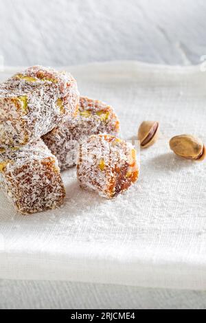 Turkish Delight. Bellissime immagini isolate di dolci turchi. dolcetti turchi. Cubetti di gelatina al mastice (delizia greca turca) Foto Stock