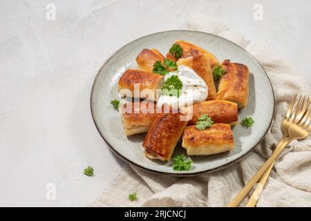 Crepes fatte in casa ripiene di carne Foto Stock