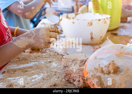 bambini che modellano l'argilla naturale con rocce di argilla frantumate alla scuola montessori waldorf Foto Stock