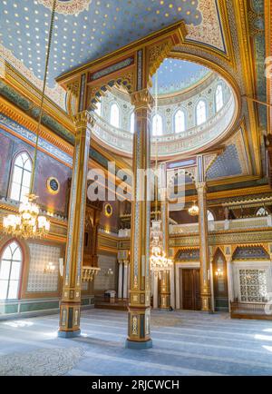 Sfondo piastrellato nella moschea. Cupola della moschea, ornamenti orientali. immagini dell'architettura islamica architettura interior.interior Foto Stock