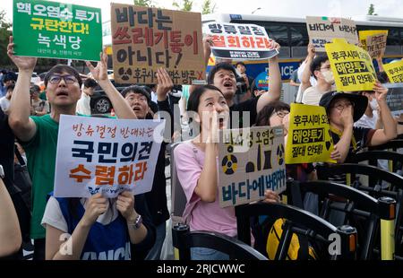 Seoul, Corea del Sud. 22 agosto 2023. I manifestanti sudcoreani gridano slogan durante una manifestazione davanti all'ambasciata giapponese a Seul, Corea del Sud, il 22 agosto 2023. (Foto di Lee Young-ho/Sipa USA) credito: SIPA USA/Alamy Live News Foto Stock