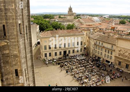 Vista aerea della piazza della città Place du Palais ad Avignone in primavera dal tetto del Palais des Papes in una giornata di sole. Paesaggio provenzale Foto Stock