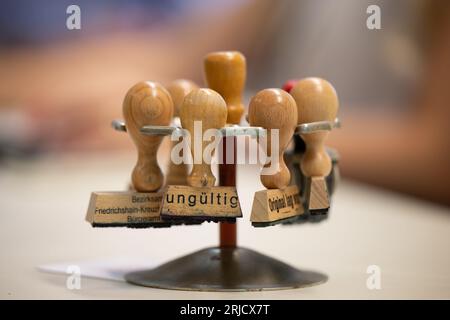 Berlino, Germania. 22 agosto 2023. "Non valido" è scritto su un francobollo dell'Ufficio per la cittadinanza dell'istruzione. Credito: Sebastian Christoph Gollnow/dpa/Alamy Live News Foto Stock