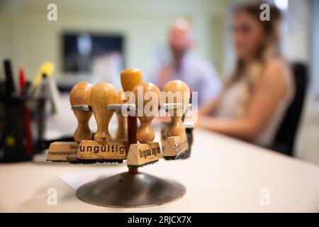 Berlino, Germania. 22 agosto 2023. "Non valido" è scritto su un francobollo dell'Ufficio per la cittadinanza dell'istruzione. Credito: Sebastian Christoph Gollnow/dpa/Alamy Live News Foto Stock