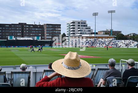 Hove Regno Unito 22 agosto 2023 - è una bella giornata di sole per gli spettatori che guardano i Sussex Sharks affrontare il Warwickshire nella partita di cricket One Day Cup al 1st Central County Ground di Hove: Credit Simon Dack /TPI/ Alamy Live News Foto Stock