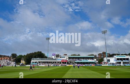 Hove Regno Unito 22 agosto 2023 - è una bella giornata di sole per gli spettatori che guardano i Sussex Sharks affrontare il Warwickshire nella partita di cricket One Day Cup al 1st Central County Ground di Hove: Credit Simon Dack /TPI/ Alamy Live News Foto Stock