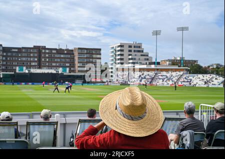 Hove Regno Unito 22 agosto 2023 - è una bella giornata di sole per gli spettatori che guardano i Sussex Sharks affrontare il Warwickshire nella partita di cricket One Day Cup al 1st Central County Ground di Hove: Credit Simon Dack /TPI/ Alamy Live News Foto Stock