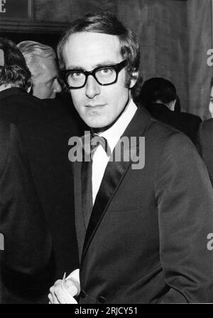 Il compositore JOHN BARRY candid alla prima mondiale di CASINO ROYALE (Famous Artists Productions / Columbia Pictures) all'Odeon Leicester Square il 13 aprile 1967 da P.I.C. Photos Ltd. 280 Uxbridge Road, Londra W12 Foto Stock