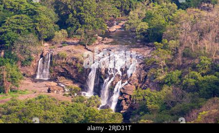 Una cascata panoramica a Thoovanam, Munnar, Kerala, India. Questa splendida cascata si trova all'interno della fitta foresta di Munnar. Foto Stock