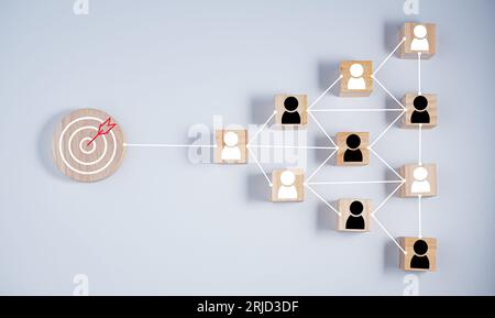 blocco di legno che stampa un collegamento di collegamento icona di destinazione con un'icona umana su sfondo bianco. Concetto di obiettivi e obiettivi aziendali. business compet Foto Stock
