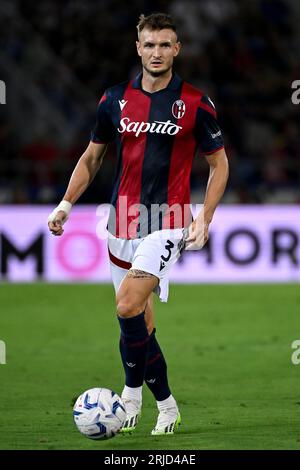 Stefan Posch del Bologna FC in azione durante la partita di serie A tra Bologna FC e AC Milan allo stadio Renato Dall'Ara di Bologna (Italia), Foto Stock