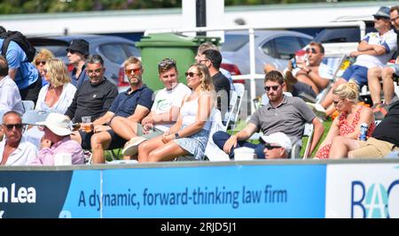 Hove UK 22 agosto 2023 - gli spettatori si godono il sole mentre guardano gli Sharks Sussex affrontare il Warwickshire durante la loro partita di cricket One Day Cup al 1st Central County Ground di Hove: Credit Simon Dack /TPI/ Alamy Live News Foto Stock