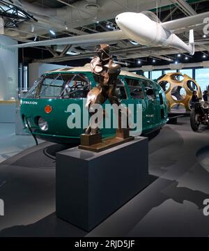 Visione d'insieme con la scultura "forme uniche di continuità nello spazio" di Umberto Boccioni. Retrospettiva di Norman Foster al Pompidou, Parigi, Francia. Conf Foto Stock