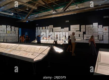 Sala di archiviazione. Retrospettiva di Norman Foster al Pompidou, Parigi, Francia. Architetto: Foster + Partners, 2023. Foto Stock