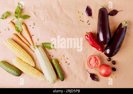 Composizione estetica di base vegetale sana, FODMAP, Paleo, dieta mediterranea. Verdure biologiche, vista dall'alto del verde, spazio fotocopie. Foto Stock