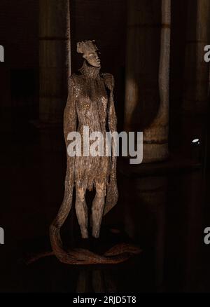 Una foto di una scultura all'interno della Cisterna Basilica di Istanbul. Foto Stock