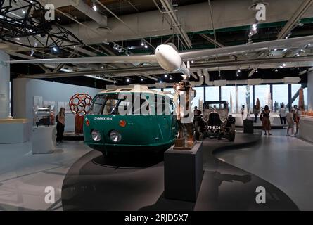 Vista generale. Retrospettiva di Norman Foster al Pompidou, Parigi, Francia. Architetto: Foster + Partners, 2023. Foto Stock