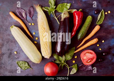 Verdure estetiche - alimenti sani a base vegetale FODMAP, Paleo, dieta mediterranea. Verdure biologiche, vista sul verde. Foto Stock