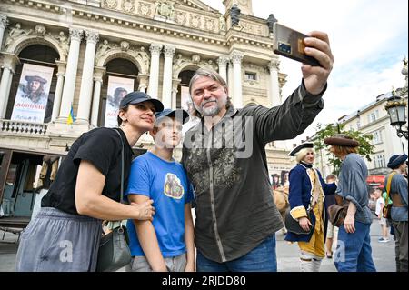 Leopoli, Ucraina. 21 agosto 2023. LEOPOLI, UCRAINA - 21 AGOSTO 2023 - il regista Oles Sanin (R) posa una foto durante una sessione autografa tenuta per raccogliere fondi per la 68a Oleksa Dovbush separate Brigade come parte della promozione del film d'avventura Dovbush, Leopoli, Ucraina occidentale. Il film diretto da Oles Sanin racconta il famoso eroe popolare ucraino del XVIII secolo e leader di opryshky. La premiere si svolgerà il giorno dell'indipendenza, il 24 agosto. NO USE RUSSIA. BIELORUSSA NON SERVE. (Foto di Ukrinform/NurPhoto) credito: NurPhoto SRL/Alamy Live News Foto Stock