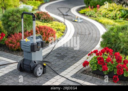 Back Yard Garden Pathways lavaggio primaverile con una moderna e potente idropulitrice Foto Stock