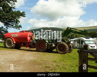 Trattore che traina un'autocisterna per fanghi Foto Stock