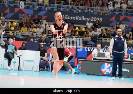 Torino, Italia. 21 agosto 2023. La svizzera Laura Künzler reagisce durante il CEV EuroVolley 2023 Women Final Round tra Croazia e Svizzera al Gianni Asti Sports Hall. Punteggio finale; Croazia 1:3 Svizzera. (Foto di Davide di Lalla/SOPA Images/Sipa USA) credito: SIPA USA/Alamy Live News Foto Stock