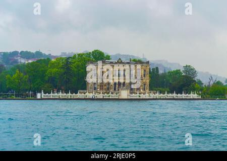 Stanbul, Turchia, 10 maggio 2014: Splendidi edifici sulla riva dello stretto del Bosforo nella città di Istanbul e barche da crociera che navigano nelle piogge giornate primaverili Foto Stock