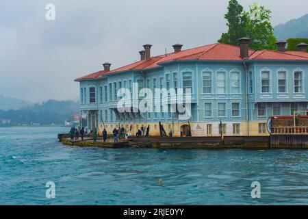 Istanbul, Turchia, 10 maggio 2014: Residenze sullo stretto del Bosforo sulla costa asiatica, bandiera del club sportivo Fenerbahce su una di esse e torri della scuola militare Foto Stock